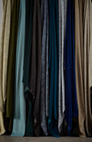 Samtsotffe aus recyceltem Polyester in grau