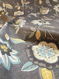 Dekostoff mit Blumen in grau