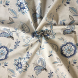 Blumenstoff in der Farbe blau