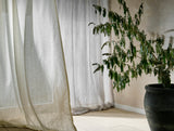 Zart gewebte Streifenstoffe in beige