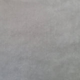 Weicher Samtstoff in der Farbe mausgrau