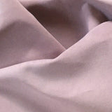 feiner Samtstoff in der Farbe flieder