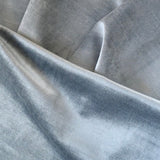 Samtstoffe in der Farbe hellblau für Vorhänge